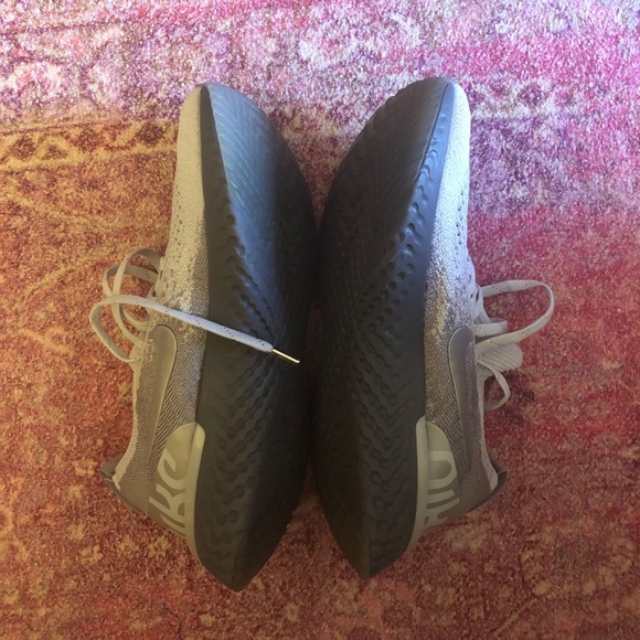 Women’s Nike shoes - Picture 2 of 4